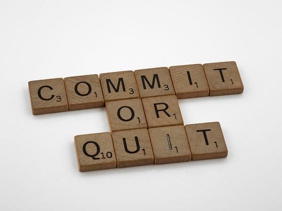 Drvene pločice sa natpisom Commit or quit